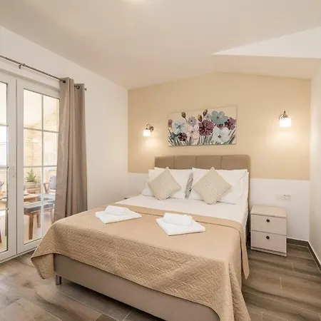 Villa Luxury With Heated Pool And Jacuzzi 02 *