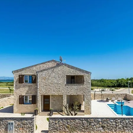 Luxury With Heated Pool And Jacuzzi 02