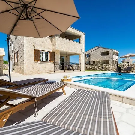 Villa Luxury With Heated Pool And Jacuzzi 02 *